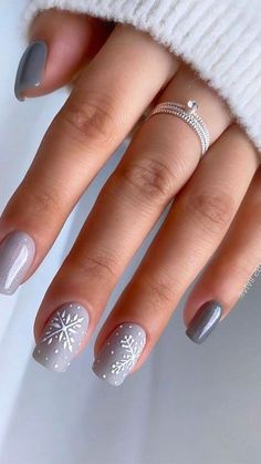 Nails Easy Ideas, Christmas Nails Cute, Grey Christmas Nails, Bright Colored Nails, Candy Cane Nails, Christmas Gel, Floral Nail Designs, Nails Cute, Cute Styles