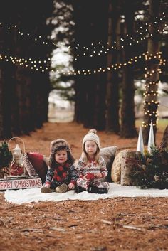 Christmas Photo Shoot Ideas Outdoor, Christmas Pictures In The Woods, Rustic Christmas Family Photos, Holiday Photos Outdoor, Christmas Outdoor Pictures, Christmas Photos Outdoor, Christmas Photos Outside, Christmas Picnic Photoshoot