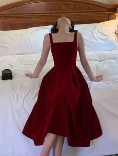 Elegant Runway, Runway Design, Midi Dress Elegant, Backless Midi Dress, Burgundy Prom Dress, Runway Dresses, Black Velvet Dress, Looks Chic, Party Dress Long