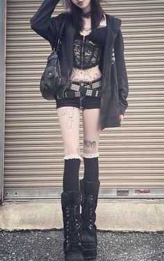 Alt Outfit Inspo Summer, Fem Punk Outfits, Hippie Goth Fashion, Black Y2k Outfits, Alt Outfit Ideas, Cute Punk Outfits, Feminine Punk, Grunge Punk Outfits, Y2k Alt