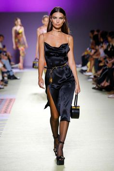 Versace Runway, Versace Spring, Runway Fashion Couture, Runway Outfits, Versace Fashion, Donatella Versace, Fashion Runway, Emily Ratajkowski, Fashion Weeks