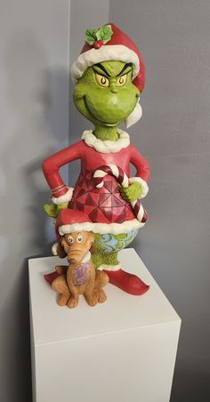 the grinch statue is on top of a box