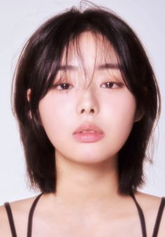 Few Bangs Haircut, Short Wolfcut For Round Face, Asian Women Short Hairstyles, Short Haircuts Feminine, 2000s Short Haircut, Jawline Length Hair, Short Hair For Wide Faces, Short Hair And Wispy Bangs, Asians With Short Hair