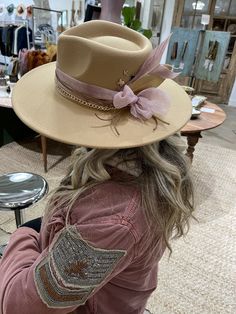 Brim Hat Designs, Western Felt Hats For Women, Custom Hat Ideas For Women, Diy Cowboy Hat Bands, Custom Cowboy Hats Women, Lainey Wilson Hats, Custom Felt Hats For Women, Diy Western Hat, Cowgirl Hat Decorating Ideas