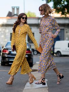 Veja como criar lindos looks com peças de estampa floral! Milan Summer, Summer Street Style, Ugly Shoes, Fashion Goals, Summer Street, Women Street, Looks Chic