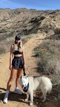 Find the perfect womens hiking outfit for your next adventure with our expert tips and recommendations. Stay comfortable and prepared on the trails. Summer Dog Walking Outfit, Dog Walking Outfit Summer, Dog Walker Aesthetic, Dog Walk Outfit, Trail Outfits, Summer Camp Outfits, Dog Walking Outfit, Wander Outfit