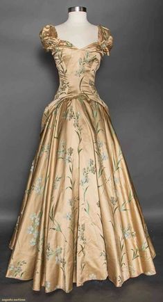 Gaun Abad Pertengahan, Fashion 1940s, Old Fashion Dresses, Gold Brocade, Antique Dress, Fairytale Dress, Vintage Gowns, Fantasy Dress, 1940s Fashion