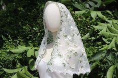 This romantic embroidery tulle,The veil is D-shaped,There are two kinds of veil . the size of the veil is about 114cm long and 65 cm wide,in other words, the distance from the top of the head to the sides is 57 centimeters, and the distance from the top of the head to the back is 65 centimeters, There is another is about 132 cm long and 72cm wide. in other words, the distance from the top of the head to the sides is 66 centimeters, and the distance from the top of the head to the back is 72centi Christian Veil, Wildflower Veil, Mass Veil, Christian Veils, Embroidered Veil, Romantic Embroidery, Catholic Veil, Veil Mantilla, Floral Veil