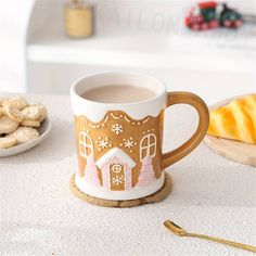 Tasse pour Noël représentant une Maison Pain d'épices Ceramic Gingerbread House, Magic For Kids, Cookie House, Christmas Gingerbread House, Mug Ceramic, Hot Beverages, Holiday Drinks, Christmas Gingerbread