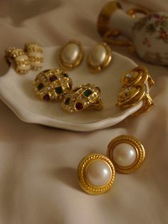 Diy Vintage Earrings, Jewelry Market, Types Of Earrings, Jewelry Website, Gold Earrings Designs, Consignment Shops, Gold Accessories, Thrift Stores, Garage Sales