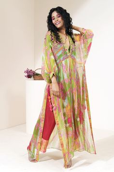 Shop for these amazing collections of Green Georgette And Habutai Silk Print & Old Cuban Tunic & Pant Set For Women by Capisvirleo online at Aza Fashions. Kaftan Designs, Chic Maxi Dresses, Green Tunic, Green Floral Print, Party Wear Indian Dresses, Fancy Dress Design, Dress Indian Style, Pakistani Dress Design, Frock Design