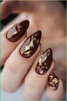 Gold Leaf On Nails, Fall Nails Nail Art, Fall Brown Nails Design, Gold Brown Nails, Elegant Brown Nails, Nails Brown And Gold, Brown And Gold Nails Designs, Gold And Brown Nails, Brown Nails Art