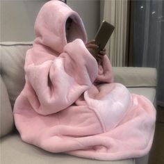 Winter Meme, Mode Kawaii, Winter Wardrobe Essentials, Oversized Blanket, Pink Blanket, Blanket Sweater, Hoodie Oversize, Hoodie Blanket, Modieuze Outfits