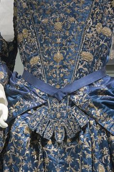 ca. 1700 Stomacher of Italian mantua (Los Angeles County Museum of Art - Los Angeles, California USA) 1700s Clothing, Lifelike Dolls, Century Clothing, Vintage Gowns, Period Costumes