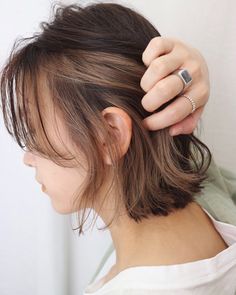 グレージュ インナーカラー ハイライト 切りっぱなしボブ ヘアスタイルや髪型の写真・画像はこちら。 HAIR（ヘアー）はスタイリスト・モデルが発信するヘアスタイルを中心に、トレンド情報が集まるサイトです。36万枚以上のヘアスタイルから髪型・ヘアアレンジ�をチェックしたり、ファッション・メイク・ネイル・恋愛の最新まとめが見つかります。 Korean Dyed Hair Short, Short Hair Color Ideas Korean, Peekaboo Hair Color Brown, Peekaboo Highlights Short Hair, Short Hair Peekaboo Color, Medium Length Highlights, Highlight Short Hair, Highlights Short Brown Hair, Underlayer Hair Color