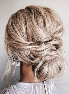 Textured Low Bun, Cute Updo Hairstyles, Hair Plait, Plait Styles, Updo Easy, Cute Hairstyles Updos, Hairstyles Anime, Bridemaids Hairstyles, Hairstyles School