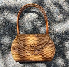 Experience luxury and sustainability with our custom handmade rattan handbags. Free shipping available for a limited time only. Shop now and make a fashion statement. Rattan Bags, Rattan Handbags, Beach Adventure, Rattan Bag, Beach Bags, Summer Festival, Beach Days, Boho Chic Fashion, Handle Bag