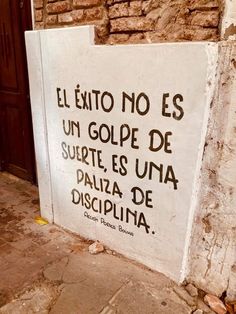 a sign on the side of a building that says, exit no es un golpe de supete, es una palza de discipida