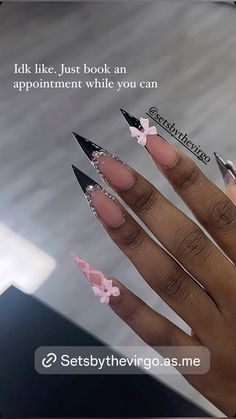 Black Sharp Nails Design, Black And Pink Long Nails, Nail Inspo Pointy, Stelltos Nails Design, Lipstick Shaped Nails Acrylic, Nail Hand Poses, Nail Ideas Stiletto Long