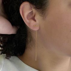 Close up front view of woman wearing gold threader earrings, small bar with fine gold chain ending in bar. Bar Threader Earrings, Chain Threader Earrings, Chain Drop Earrings, Design Bar, Chain Design, Threader Earrings, Single Earring, Gold Drop Earrings, Chain Earrings