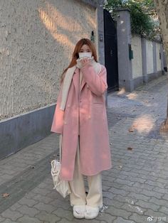 Modest Hijabi Fashion, Pink Coat Outfit Winter, Hijabi Fashion Winter, Muslim Outfits Casual, Winter Fashion Outfits Casual, Coat Outfit, Everyday Fashion Outfits