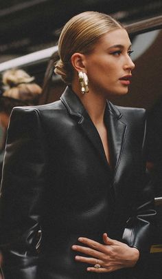 Hourglass Coat, Sarah Christine, Hailey Bieber Style, Hailey Baldwin Style, Balenciaga Leather, Sarah Jessica Parker, Fashion Week Street Style, 인물 사진