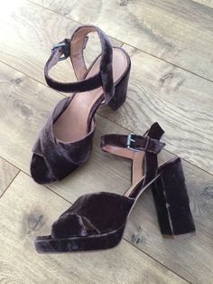 New Madewell The Vanessa Sandals in Velvet Size: 8 Color: Wild Boar Retail: $168 Style: G8411 DETAILS: “A party-ready crisscross sandal in luxe velvet. We especially love the chunky heel that keeps 'em walkable (and danceable)." Velvet upper. Leather lining. Man-made sole. 4" heel.” ****These shoes are new and unworn. A mark is inside the sole of the shoes to prevent store returns. May have Scuffs on bottom soles and Minor smudges from in store try ons **** WERE PURCHASED DIRECTLY FROM J.CREW. T Party Velvet High Heels, Party Velvet High Heel Shoes, Velvet Heels For Party, Velvet High Heel Party Shoes, Criss Cross Sandals, Driving Moccasins, Velvet Heels, Wild Boar, Brown Heels