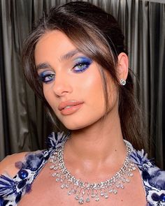 Taylor Hill Hair, Trucco Glam, Taylor Hill Style, Patrick Ta, Celebrity Makeup Looks, Glossy Makeup, White Eyeliner, Honest Beauty, Colored Eyeliner