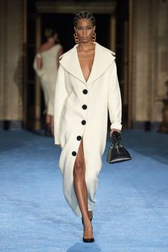 Christian Siriano Spring 2022 Ready-to-Wear collection, runway looks, beauty, models, and reviews. Professional Outfits, New Classic, Suit Fashion, White Fashion, Button Detail, Coat Dress