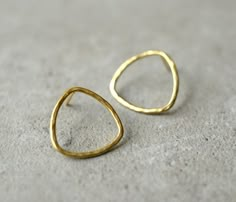 round wire minimalist earrings golden earrings by StudioBALADI Gold Minimalist Earrings, Matte Gold Earrings, Gold Bar Earrings Studs, Minimalist Earrings Gold, Earrings Golden, Triangle Earrings Stud, Minimalist Earrings Studs