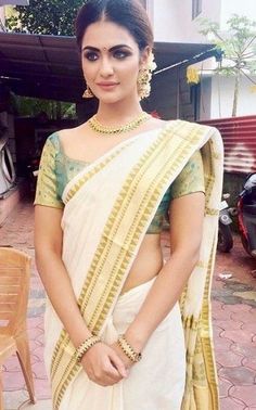 South Indian Saree, White Sari, Wedding Garland, South Indian Sarees, Set Saree, Indian Look, Saree Photoshoot, Indian Woman, Indian Saree