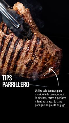 a steak being cut with a knife on top of it and the words tips para parrillero written in spanish