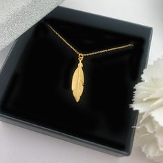 Gold Feather Necklace | dainty feather jewelry | Simple Necklace | Flowing Feather Pendant | Layering Necklace with dainty feather charm ♡ DESCRIPTION This cute necklace features a detailed feather pendant with a lovely shiny finish. A pretty feather pendant with chain. All made with gold plated 24 k will look great with any outfit. You can wear it everyday and be sure its made with high quality materials. Please select the necklace length from the menu. ♡ DETAILS Feather. 3 cm Material: gold pl Feather Gold Necklace, Gold Feather Jewelry For Wedding, Gold Feathered Wedding Jewelry, Gold Feather Necklace Perfect For Gifting, Gold Feather Necklace For Gift, Gold Necklace With Feathers As A Gift, Gold Necklace With Feathers For Gift, Feather Necklace Gift, Feather Pendant Jewelry For Gifts