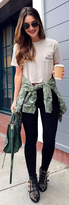 Inspiração: estampa militar. T-shirt cropped branca, legging preta, jaqueta verde camuflada amarrada na cintura, ankle boot preta Party Outfit Casual, Stylish Spring Outfit, Trendy Party Outfits, Look Legging, Wedding Casual, Casual Party Outfit, Womens Fashion Casual Summer, Chic Bohemian, Army Jacket