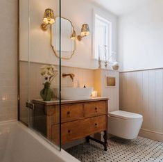 Small Bathroom With Fireplace, Small Historic Bathroom Remodel, Bathroom Modern Vintage, Antique Inspired Bathroom, Small Renovated Bathroom, Mcm Spanish Home, Old House Bathroom Ideas, London Townhouse Bathroom, Clay Bathroom Tiles