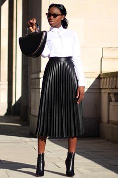 Black Leather Pleated Skirt, Fashionable Work Outfits, Classic Work Outfits, Pleated Skirt Outfit, Leather Skirt Outfit, Fashionable Work Outfit, Career Girl, Midi Skirt Outfit, Leather Pleated Skirt