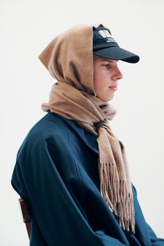 Mens Scarf Fashion, Mens Fashion Week Street Style, Winter Scarf Fashion, Hoodie Outfit Men, Street Style Outfits Men, Ootd Ideas, Mens Fashion Week, Fashion People