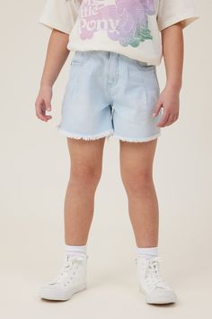 KYLA DENIM SHORT Casual Light Wash Cutoff Jean Shorts, Casual Relaxed Fit Cutoff Jean Shorts, Casual Medium Wash Shorts With Frayed Hem, Casual Mid-rise Jean Shorts With Frayed Hem, Casual Light Wash Shorts With Frayed Hem, Relaxed Fit High-waisted Shorts With Frayed Hem, High-waisted Shorts Jeans With Frayed Hem, Light Wash Straight Leg Cotton Shorts, Straight Leg Light Wash Cotton Shorts