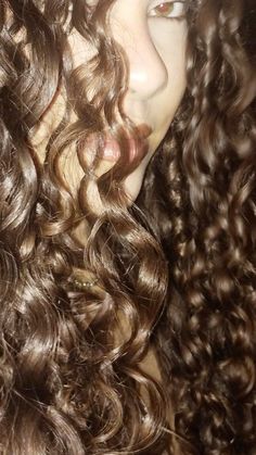 Curly Brunette Aesthetic, Curly Hair Long Aesthetic, Curl Hair Aesthetic, Brown Hair Natural Curls, Curly Hair Girls Aesthetics, Curly Aesthetic Hairstyles, Curly Aesthetic Girl, Curly Long Hair Aesthetic, Curly Hair Photo Ideas