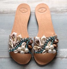 Handmade Leather Sandals, Bling Ideas, Diy Slippers, Pearl Sandals, Leather Sandals Handmade, Embroidery Shoes, Boho Sandals, Bridal Sandals, Fashion Slippers