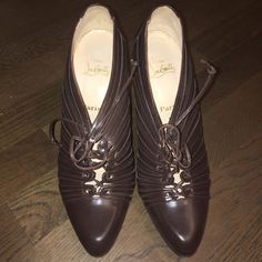 These Are 100% Authentic And In Great Pre-Loved Condition. Beautiful Chocolate Leather Brown And Perfect For Fall. Slight Wear, No Flaws. Size Eu 42 Or Us 11. Comes With Original Box And Dust Bag. Beautiful Chocolate, Chocolate Leather, Leather Lace, Louboutin Shoes, Christian Louboutin Shoes, Leather And Lace, Bootie, Christian Louboutin, Dress Shoes Men