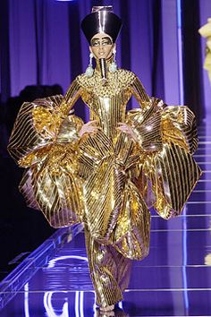 Will John Galliano have us all walking like Nefertiti next season? Galliano Dior, Egyptian Fashion, Egypt Fashion, Collection Couture, Christian Dior Haute Couture, Iris Van Herpen, Moda Paris, Dior Haute Couture, Couture Mode