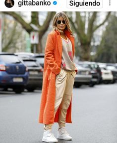 Winter Fashion Colorful, Date Night Outfit Winter Casual Over 50, Urban Chic Outfits, Xl Mode, Lederhosen Outfit, Gitta Banko, Mode Pop, Orange Coat, Casual Outfit Inspiration