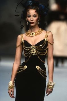 Glamour Decor, Outfit Essentials, Chanel Runway, 90s Runway Fashion, Runway Fashion Couture, Mode Chanel, Chain Dress, Chanel Couture, Chanel Haute Couture