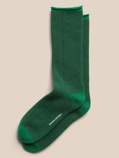 A soft sock in a breathable cotton blend with rib-knit openings and angled toe seams for a better, more comfortable fit.  Fits men's shoe sizes 8-12. Casual Fitted Socks With Ribbed Cuffs, Casual Green Knee-high Socks, Classic Comfortable Solid Color Socks, Comfortable Classic Socks, Comfortable Classic Solid Color Socks, Solid Color Fitted Casual Socks, Casual Breathable Knee-high Socks, Casual Solid Socks, Green Mid-calf Casual Socks