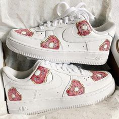 The perfect gift for friends, family, that special someone, or yourself ✨ - Exactly as shown in the pictures. - Brand New & Authentic. 💯  - Hand Painted with attention to detail. 👨‍🎨  - Waterproof and Flexible. ❤️  - Unisex model. Please refer to the Size Chart. - Free Worldwide Shipping. ✈︎ Custom Air Force 1 Pink, Nike Af1 Custom, Air Force 1 Pink, Shoe Artwork, Black Air Force 1, Af1 Custom, Painted Nikes, Pink Donut, Nike Airforce 1