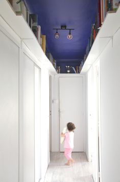 Plafond bibliothèque, bleu Majorelle - Elise lovecraft Ceiling Shelves, Home Decoration Ideas, Interior Deco, Home Library, House Inspiration, My Dream Home, Interior Spaces, Interior Details, In The Middle