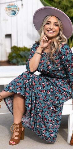 The LuLaRoe Evelyn is a tiered maxi dress with a smocked waistband, side slit pockets, bracelet-length sleeves, drop shoulders, and a rounded neckline. The Evelyn comes in a relaxed fit that makes it perfect for all day comfort without sacrificing style. Pair the Evelyn with some sandals and a sunhat for an effortless summer look. Minimal Chic Style Outfits, Minimal Chic Style, Outfit Tips, Airy Dress, Spring Fashion Casual, Boho Cottagecore, Spring Fashion Trends