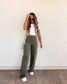 Women Baggy Pants Outfit, Cute Green Pants Outfit, Cargo Pants Mom Outfit, Women’s Pants Outfit, Mom Cargo Pants Outfit, Spring Cargo Pants Outfit, Bachata Outfit Casual, Woman Cargo Pants Outfit, High Waisted Cargo Pants Outfit