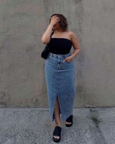 Skirt Demin Outfit, Midsize Long Denim Skirt, Paris Summer Fashion Plus Size, Long Denim Skirt Outfit Curvy, Denim Maxi Skirt Midsize, Long Skirt Casual Outfit Summer, Skirts For Mid Size Women, Mid Size Denim Skirt Outfit, Denim Long Skirt Outfit Aesthetic